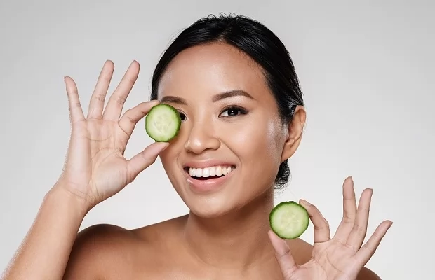 «إشراقة عينيكم الطبيعية تبدأ الآن» وداعًا للهالات السوداء: دليلكم الشامل لتحضير جل الخيار المنعش في المنزل لعيون متألقة