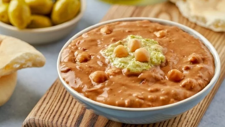 «وداعاً لفول المطاعم» أتقن تدميس الفول المنزلي: وصفة احترافية بخطوات بسيطة لسحور رمضان لا يُنسى