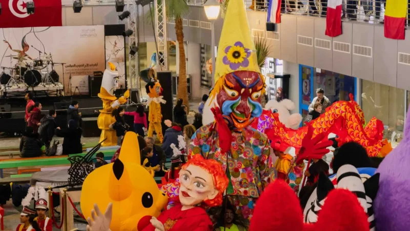 إليكَ عدة خيارات احترافية تناسب طلبك:1.  أيام قرطاج لفنون العرائس إقبال جماهيري ضخم على مسرح الهواة
2.  مسرح الهواة يتألق في أيام قرطاج للعرائس بحضور جماهيري غفير
3.  جمهور غفير يتفاعل مع عروض مسرح الهواة بأيام قرطاج لفنون العرائس
4.  إقبال قياسي على عروض مسرح الهواة ضمن فعاليات أيام قرطاج للعرائس