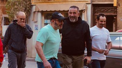 أحمد السقا يدعم هند صبري وفريق عمل “مناعة” بزيارة مفاجئة لكواليس التصوير