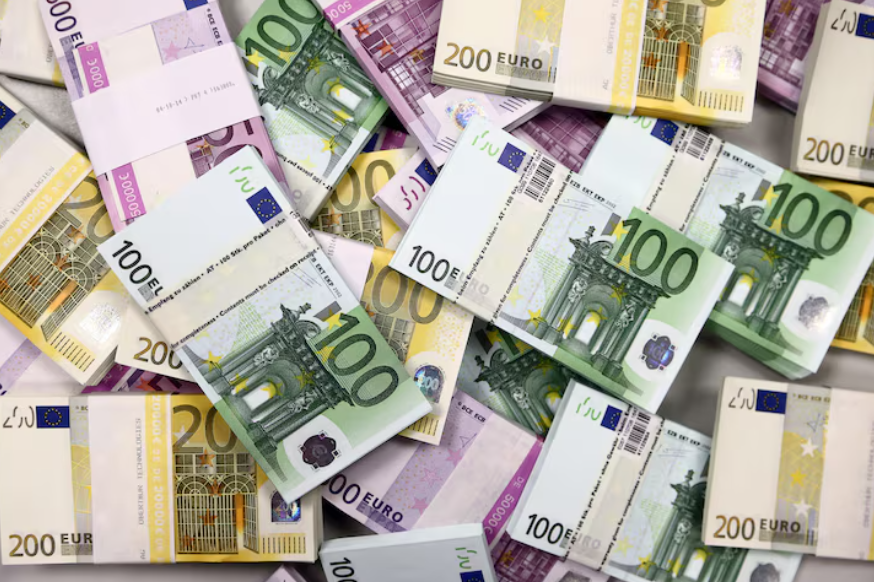 «تراجع الدولار أمام اليورو لأدنى مستوى له في 5 سنوات، وأمام اليوان في 3 سنوات»