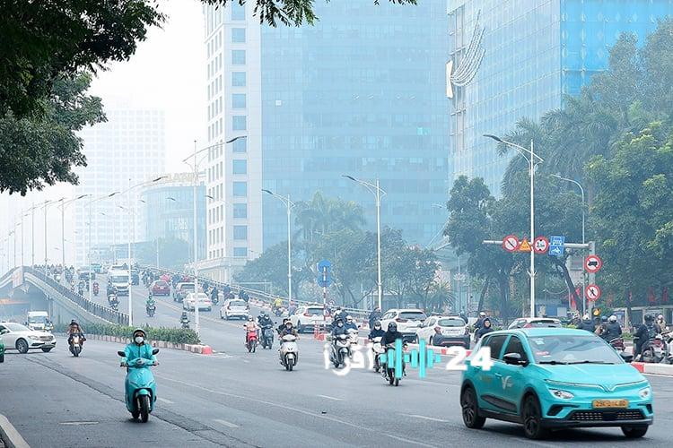 كتلة هوائية باردة تؤدي إلى هطول أمطار غزيرة وطقس بارد في شمال فيتنام