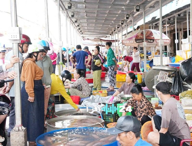 ازدحام الأسواق التقليدية في اليوم الثاني من عيد رأس السنة الفيتنامية وارتفاع طفيف في أسعار المواد الغذائية الطازجة