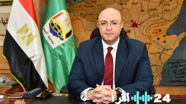 «محافظ الفيوم الجديد يبدأ مهامه الرسمية من مكتبه»