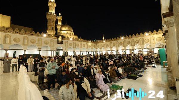 آلاف المصلين يحتشدون في الجامع الأزهر لأداء صلاتي العشاء والتراويح في الليلة الثانية من رمضان
