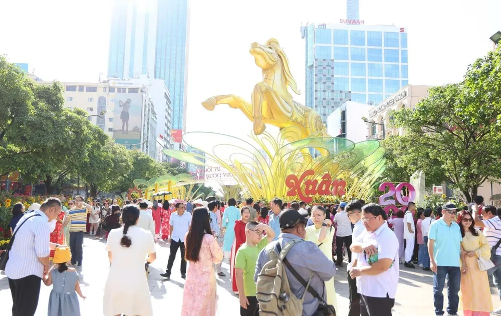 درجات الحرارة في مدينة هو تشي منه تتراوح بين 31 و35 درجة مئوية مع توقعات بعواصف رعدية محلية في أوقات المساء