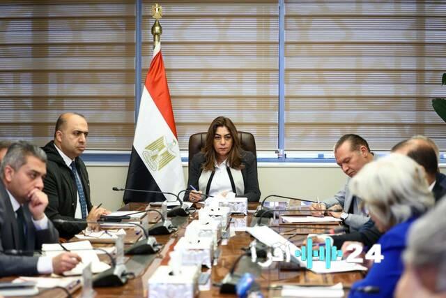 الحكومة تتابع ملفات الاستثمار لتعزيز التنمية المحلية والبيئة