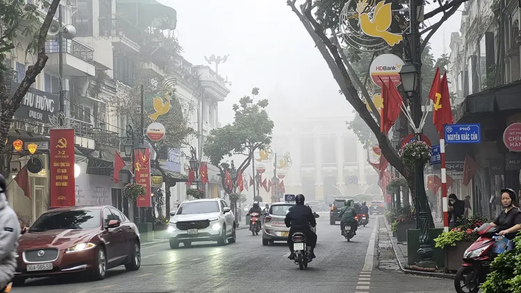 ضباب يصاحب صباح شمال فيتنام ومناطق جنوبية تشهد طقساً حاراً ومشمساً