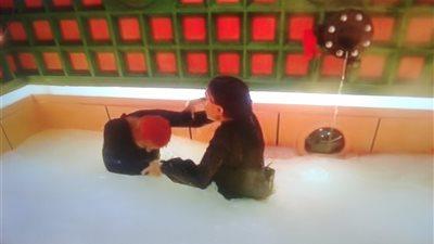 غادة عبد الرازق تنهال بضربات عنيفة على رامز جلال في “رامز ليفل الوحش”