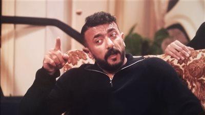 أحمد العوضي يفقد أعصابه يضرب ويحطّم الكاميرات في برنامج الكاميرا الخفية