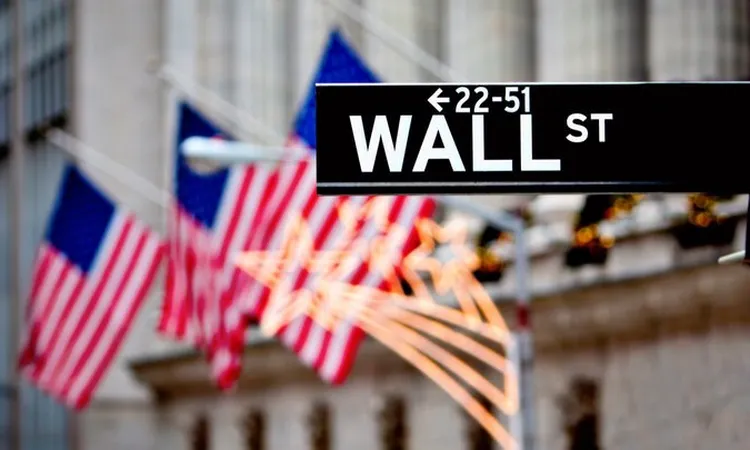 «تراجع العقود الآجلة في البورصة الأمريكية نتيجة تأثير التعريفات الجمركية»