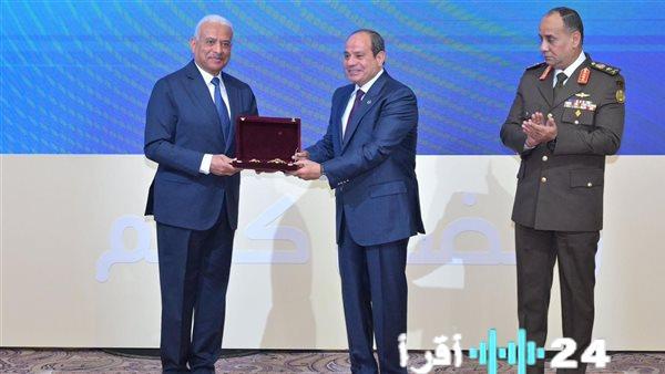 السيسي يعين ويكرم الفريق أول عبد المجيد صقر مساعدًا لرئيس الجمهورية