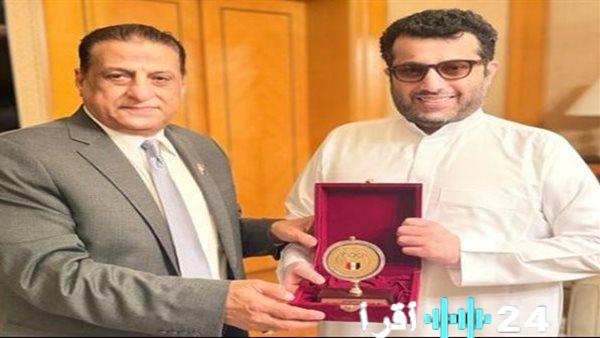 تركي آل الشيخ يتسلم درع الملاكمة المصرية ويكشف الستار عن مفاجآت كبرى مرتقبة