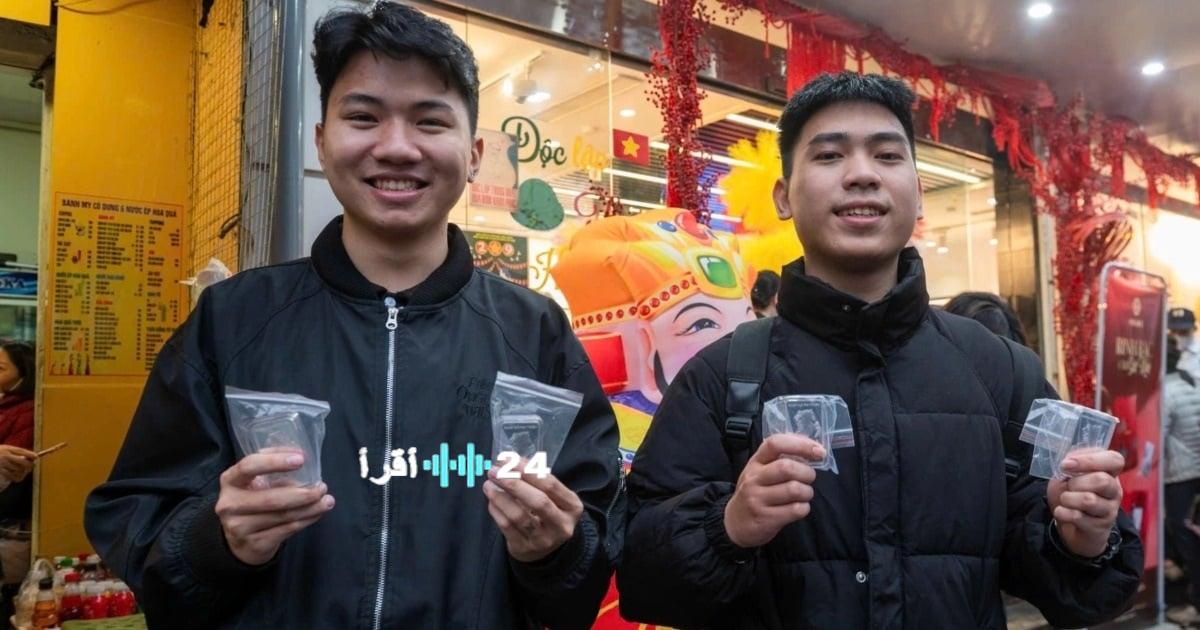 طلاب يتحدون الأمطار واصطفوا منذ الرابعة صباحاً لشراء العملات الفضية لجلب الحظ