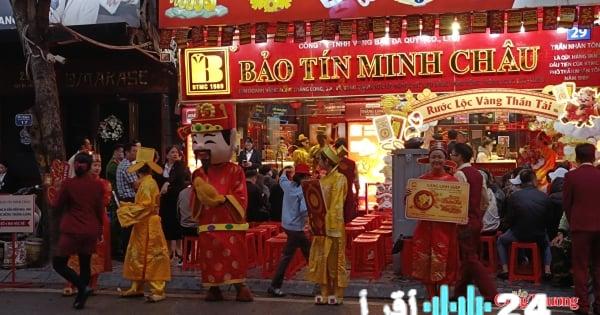 سكان هانوي يتزاحمون لشراء الذهب في يوم إله الثروة لجلب الحظ السعيد