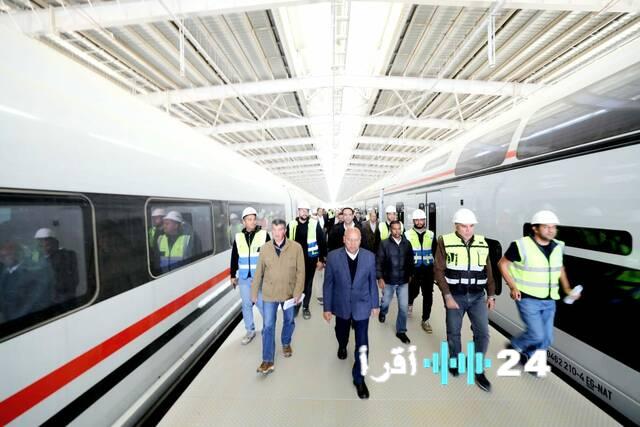 وزير النقل يصف القطار الكهربائي السريع بقناة سويس جديدة على قضبان