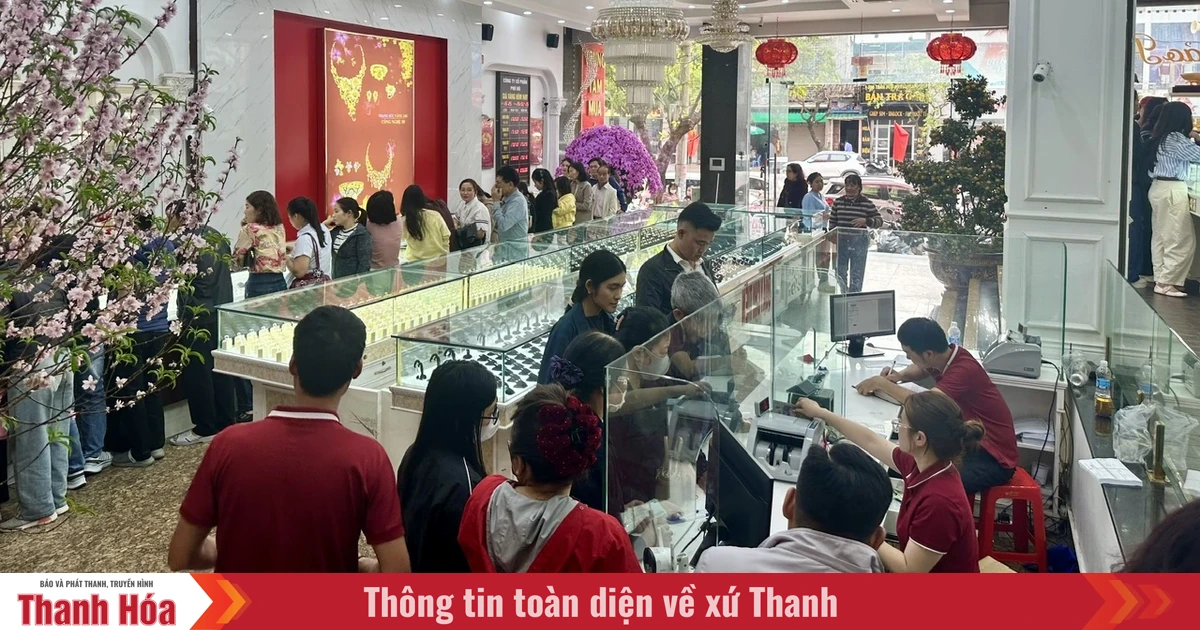 أجواء نابضة بالحياة تشهد إقبال الناس على شراء الذهب لجلب الحظ في مناسبة يوم إله الثروة