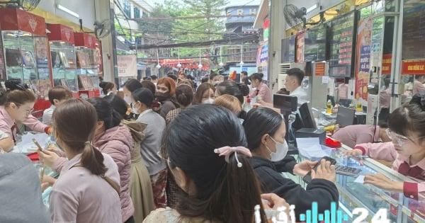 ارتفاع أسعار الذهب يدفع الناس لشراء الفان والتشي لجلب الحظ السعيد