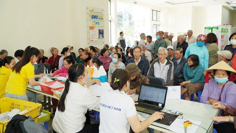 دفع نحو 45 تريليون دونغ فيتنامي للمعاشات التقاعدية ومزايا التأمين الاجتماعي خلال عيد الحصان القمري