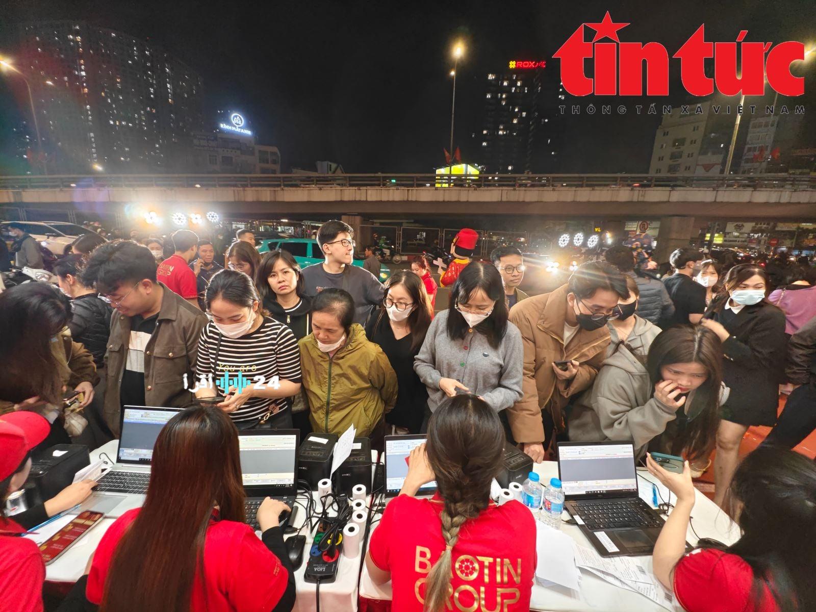 انخفاض أسعار الذهب يدفع المواطنين للاصطفاف لشرائه حتى ساعات متأخرة من الليل