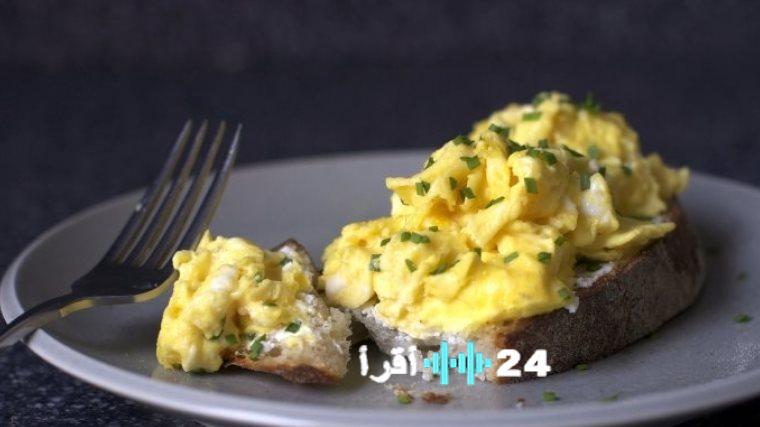فطور فرنسي راقٍ أتقن فن إعداد البيض السكرامبل المثالي