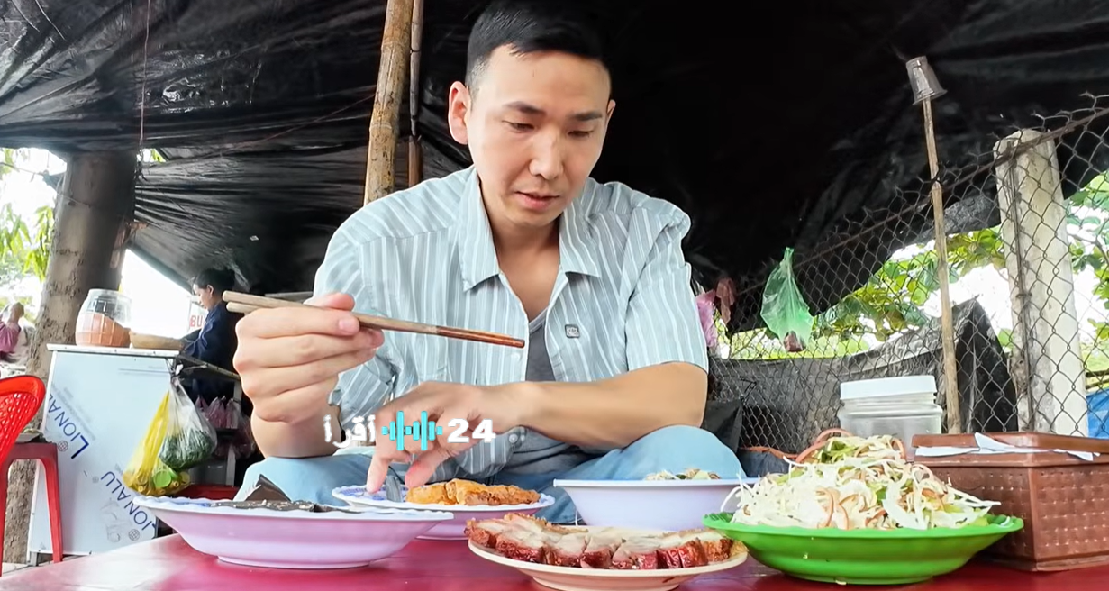 السياح اليابانيون يستكشفون طبقاً مميزاً في فينه لونغ ويعبرون عن دهشتهم من الأسعار