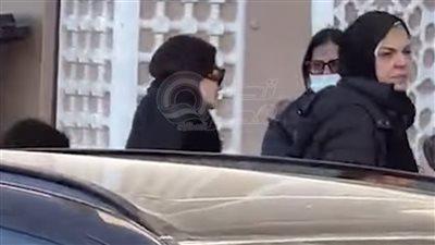 مي عمر تنهار في وداع والدها الأخير وتناشد بالدعاء