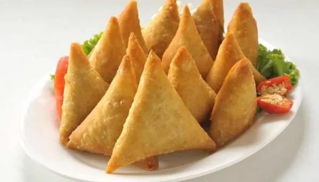 «نكهة أصيلة تروي حكايات المائدة الرمضانية!» السمبوسك بالدجاج والسماق: تحفة شهر رمضان تتربع على عرش العزائم