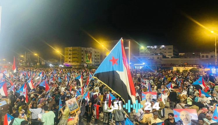 «حشود جماهيرية كبيرة في ساحة العروض بعدن تأييدًا لفعالية الثبات والقرار»