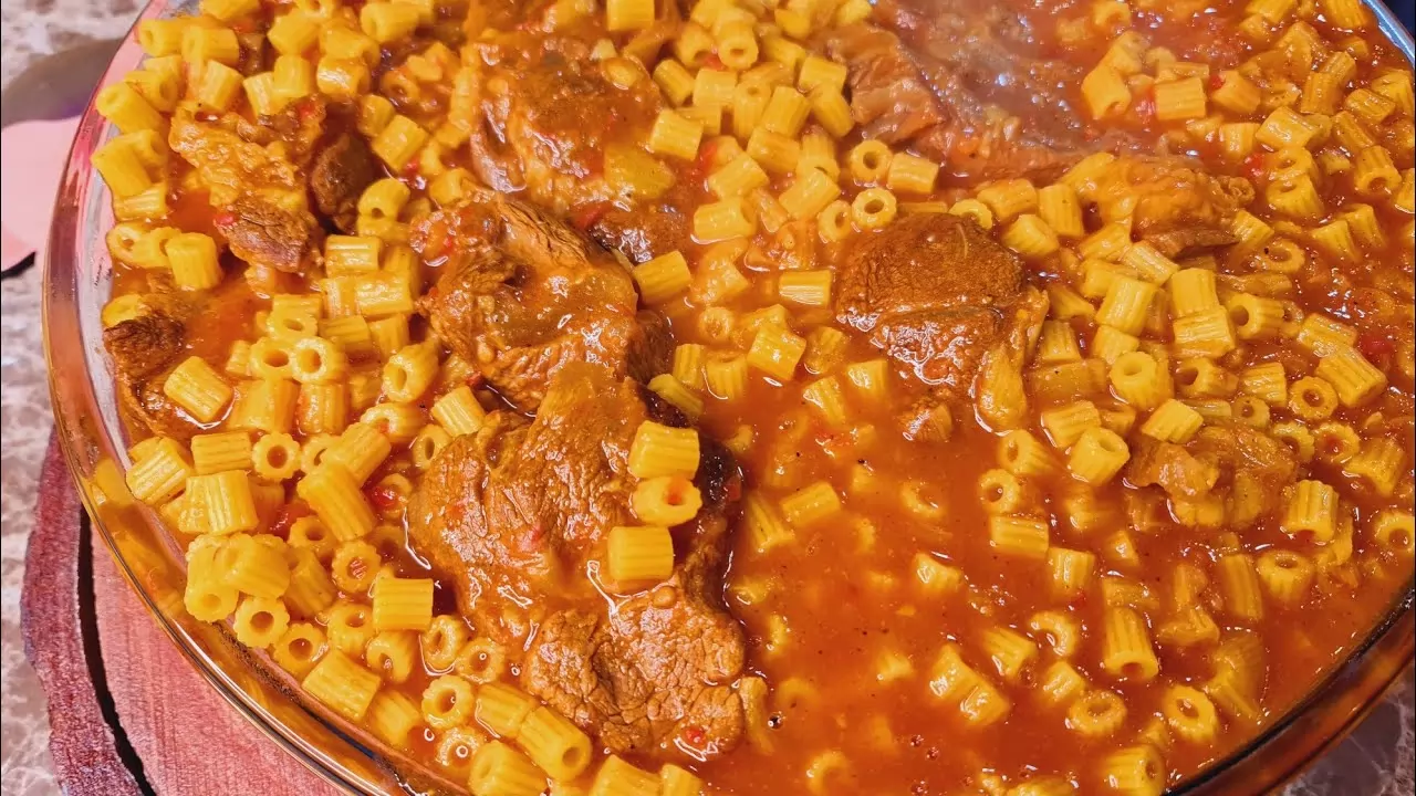 «.اكتشفوا سر الطبق الذي يجمع الكل» المبكبكة الليبية: أكثر من مجرد وجبة، حكاية ضيافة وتراث من قلب الصحراء