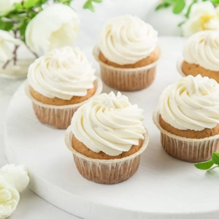 «لحظات من السعادة تُخبز في كل قطعة» دليلك الشامل لإتقان كب كيك الفانيلا: من الخلطة المثالية إلى التزيين الاحترافي