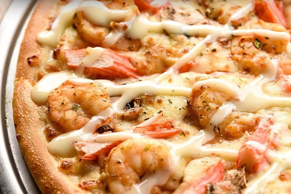 «مذاق البحر يلتقي بالجرأة» بيتزا السي فود بالرانش: الابتكار الذي يمزج بين نكهة المحيط المنعشة وقوام صوص الرانش الكريمي في تجربة مذاقية استثنائية