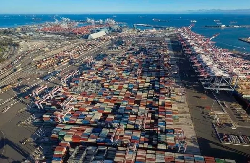 «ميناء لوس أنجلوس يشهد توقعات بزيادة كبيرة في الشحنات عقب إلغاء الرسوم الجمركية»