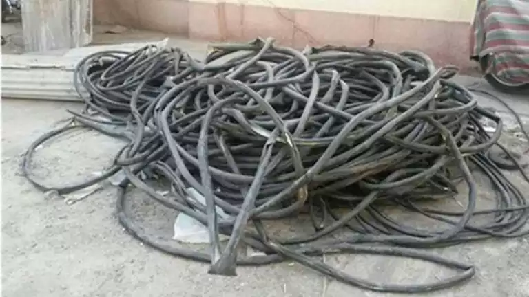 موظف ببني سويف يسرق أسلاك كهرباء ويُبلغ عن نفسه