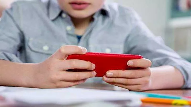 أحدث دولة تفرض حظرًا على استخدام الهواتف المحمولة في الفصول الدراسية