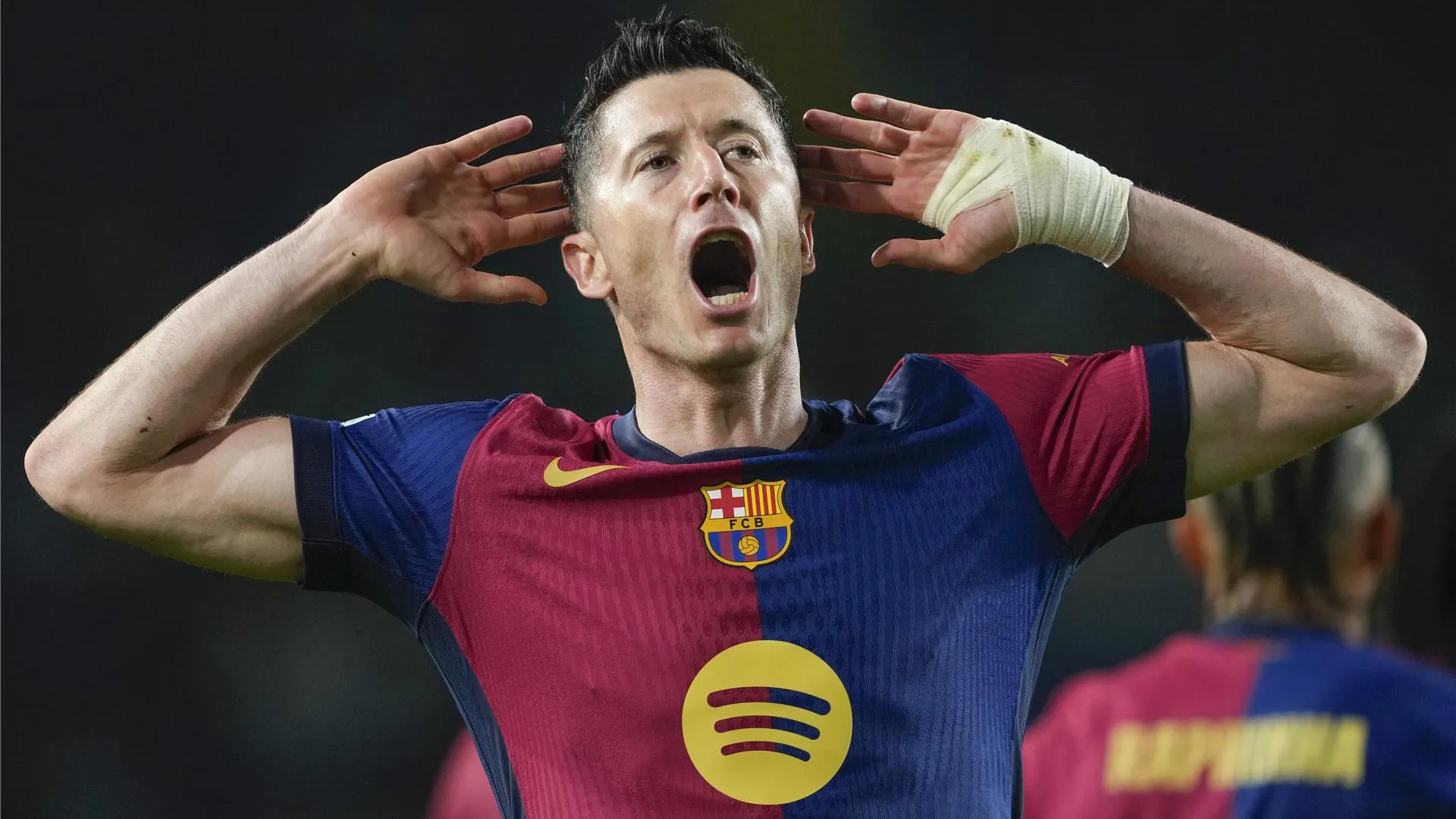 ليفاندوفسكي يتحدى العروض السعودية بخطة مغامرة غامضة