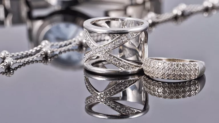 «رغم الصعود في السوق، لماذا واجهت الفضة خسائر أكبر من الذهب؟ تحليل الخبراء»