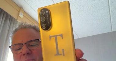 صورة حصرية تزيح الستار عن هاتف ترامب الجديد وتفاصيل مثيرة تثير التساؤلات