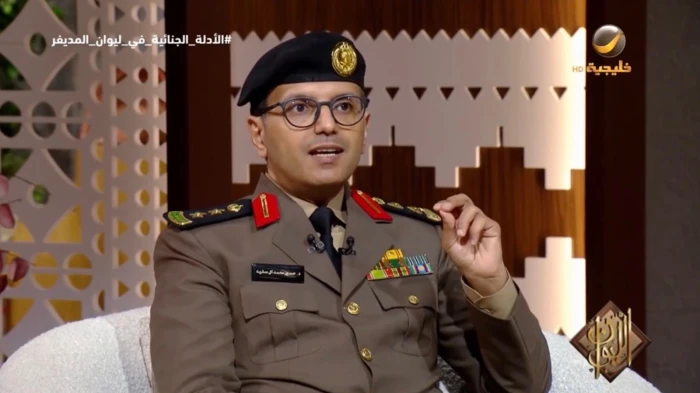 «كادت القضية أن تُطوى لولا خيط رفيع…» بالفيديو عقيد يكشف السر الذي قاد الأدلة الجنائية لفك لغز جريمة طالب الطب قاتل والده وشقيقتيه بالمجمعة