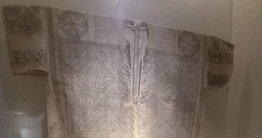 «رحلة في أسرار الماضي وتألق الحاضر» متحف الفن الإسلامي يعرض تحفة نسيجية فريدة تحمل نقوشًا تاريخية ضمن فعاليات رمضانية