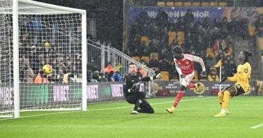 ولفرهامبتون يواجه أرسنال والجانرز يحققون التفوق برأسية ساكا في الشوط الأول مع فيديو للملخص