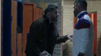 «دراما وإثارة في حلقة الافتتاح من مسلسل الكينج» أحداث خناقة حمزة الدباح تؤدي إلى طرده من عمله وبداية صراع الملاكمة والسلاح