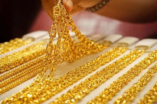 «أسعار الذهب تتألق اليوم: عيار 21 يسجل 6950 جنيهًا»