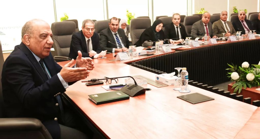 وزير الكهرباء يجتمع برؤساء شركات التوزيع لمراجعة خطط العمل وتأمين إمدادات الكهرباء