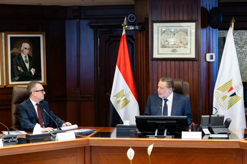 محافظ البنك المركزي ووزير التخطيط يضعان خريطة طريق لتعزيز استقرار الاقتصاد الكلي