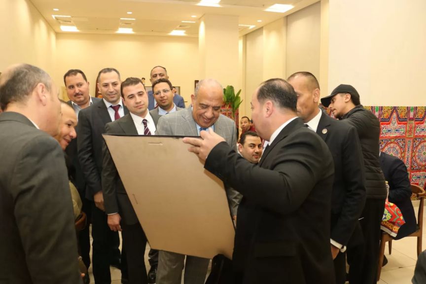 وزير الكهرباء يتناول إفطارًا جماعيًا مع العاملين بقطاع الطاقة والمعادن