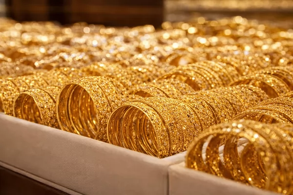 « تحديث سعر الذهب لحظة بلحظة: عيار 21 يسجل رقماً جديداً بعد تراجع ملحوظ »