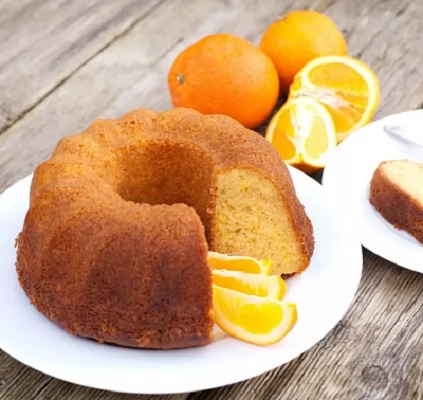 «مذاق شهي وقوام مثالي!» اكتشفوا سر كيك البرتقال المنزلي الفاخر: وصفة سهلة تضمن لكم قواماً هشاً ونكهة منعشة لا تُنسى