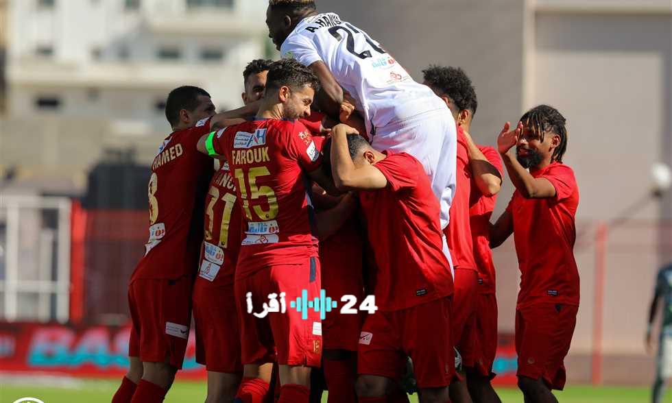 «أزمة تحكيمية» عطل تقنية التسلل يثير الجدل في مباراة ضمك والأهلي