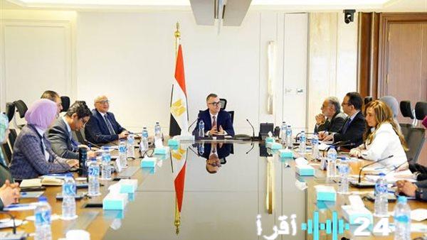وزير التخطيط والتنمية الاقتصادية يترأس اجتماعًا مع قيادات الوزارة لاستعراض مستجدات العمل